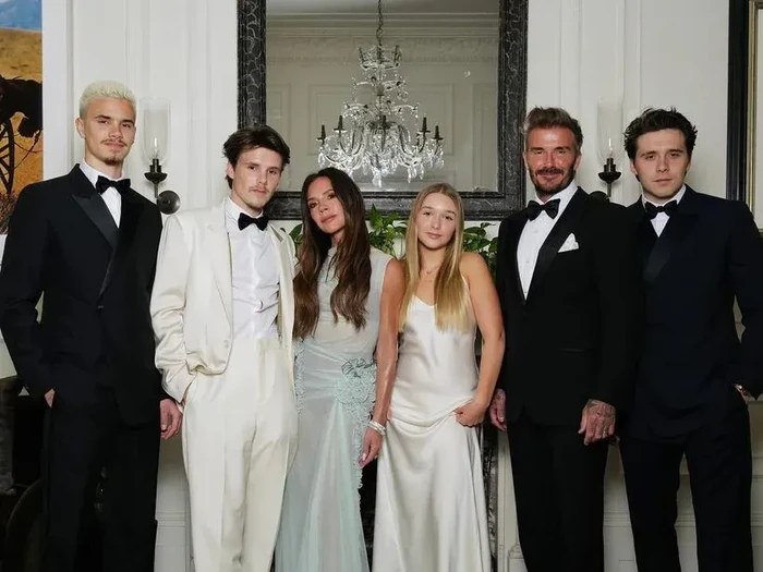 Brooklyn Beckham dan Nicola Peltz berjalan bersama di red carpet